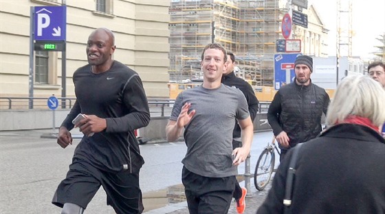 éf Facebooku Mark Zuckerberg bí se svou ochrankou (25. 2. 2016)