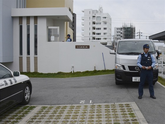 Japontí policisté ped budovou na ostrov Okinawa, kde byla spáchána vrada a...