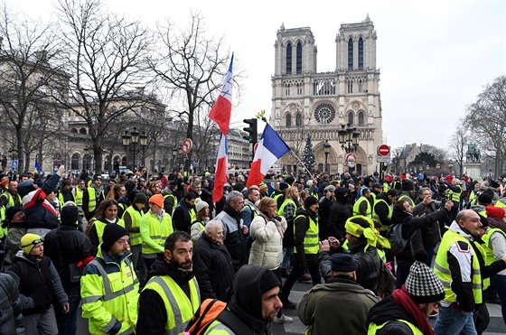 Protestující žluté vesty před katedrálou Notre-Dame v Paříži (5. ledna 2019)