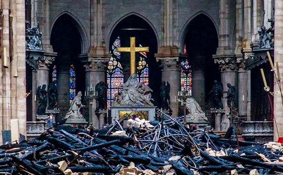 Takto to vypadá uvnit paíské katedrály Notre-Dame po pondlním poáru....