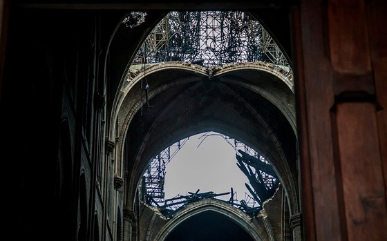 Pohled na znienou stechu zevnit paíské katedrály Notre-Dame po pondlním...