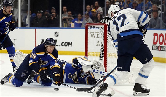 Kevin Hayes (vpravo) z Winnipegu se dostává pes bránícího Jaye Bouwmeestera ze...