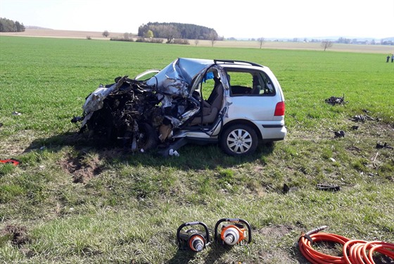 Ze zdemolovaného auta vyprostili hasi�i mrtvého �idi�e.