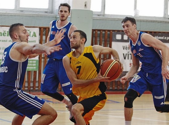 Miroslav Krajcigr (ve lutém) z Jihlavy útoí na ko Basketbalu Olomouc.