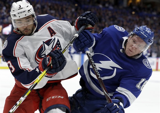 Seth Jones (vlevo) z Columbusu a Ondej Palát z Tampa Bay v souboji o puk