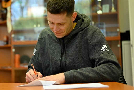 Petr Benda podepisuje dalí smlouvu s Nymburkem.