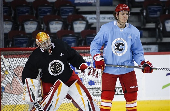 David Rittich (vlevo) a Matthew Tkachuk na tréninku Calgary