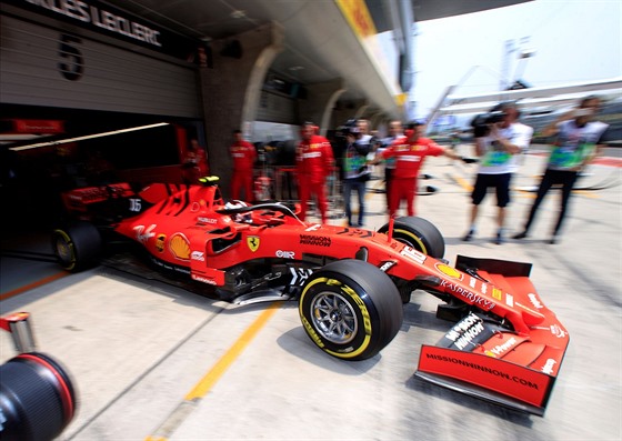 Charles Leclerc vyjíždí v Šanghaji z boxů stáje Ferrari.
