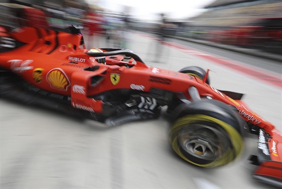 Sebastian Vettel ze stáje Ferrari míí do tréninku na Velkou cenu íny.