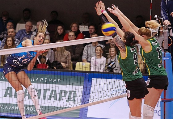 Helena Havelková (vlevo) z Dynama Moskva smečuje v utkání ruské ligy.