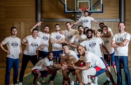 Brnntí basketbalisté oslavují postup do pedkola play off.