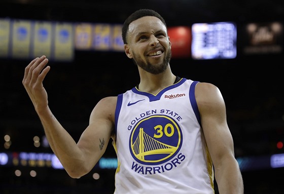 Stephen Curry z Golden State se kení na fanouky.