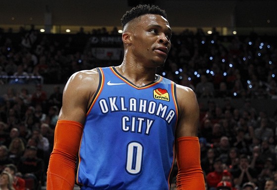 Russell Westbrook z Oklahoma City se obrací na diváky v Portlandu.