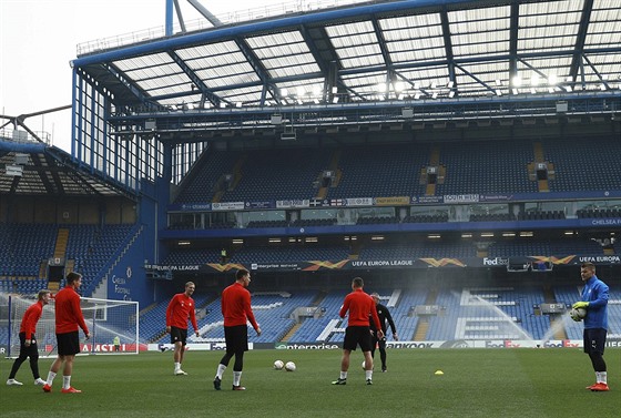 Fotbalisté Slavie při tréninku na Stamford Bridge