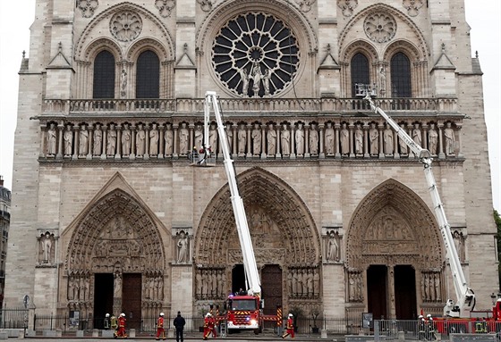 Pařížští hasiči během zásahu u požáru katedrály Notre-Dame (16. dubna 2019).