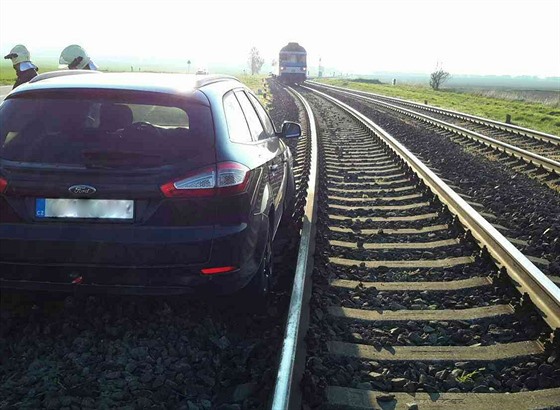 Hasii museli ve stedu ráno mezi Vlkoem a Bzencem vytáhnout auto z kolejit.