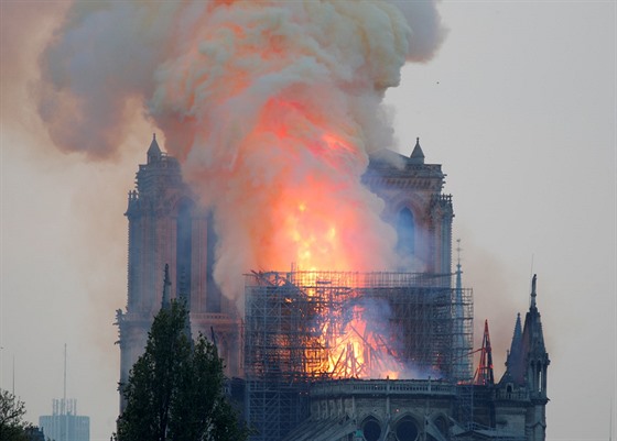 Z paíské katedrály Notre-Dame se valí plameny (15. dubna 2019)