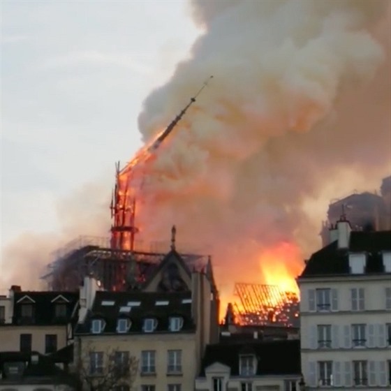 Víka katedrály Notre-Dame se láme vejpl pi poáru (16. dubna 2019)