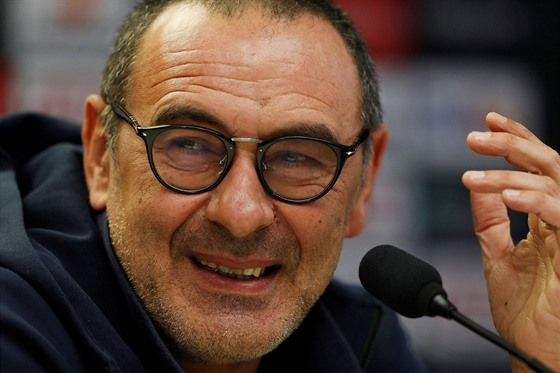 Trenér fotbalist Chelsea Maurizio Sarri hovoí s novinái ped tvrtfinále...