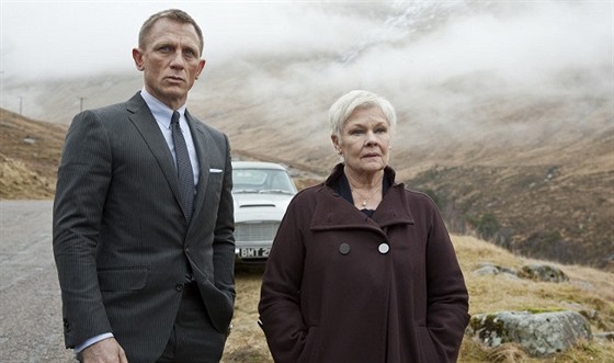 Daniel Craig a Judi Denchová ve filmu Skyfall (2012)