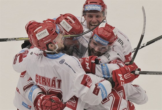 Radost třineckých hokejistů v pátém semifinále proti Plzni.