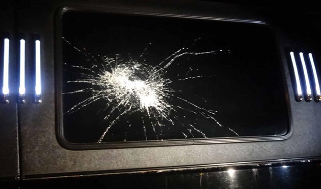 Zava�ovací sklenice hozená z okna doma rozbila bo�ní okno limuzíny, která...