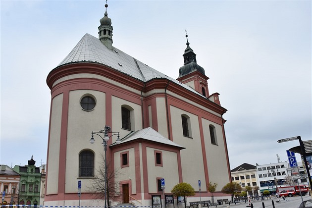 Pohled na kostel Sttí svatého Jana Ktitele v Hranicích na Perovsku. Kvli...