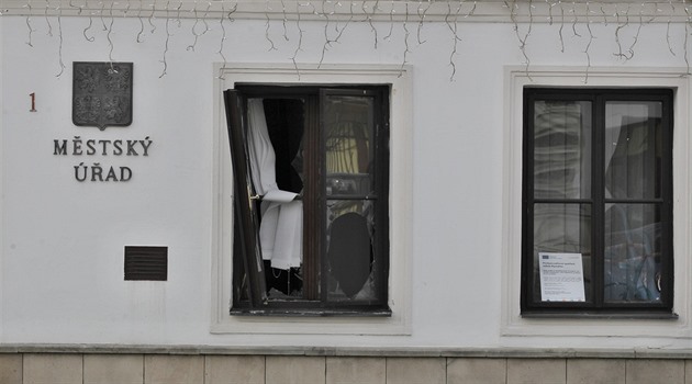 V pízemí budovy byla po výbuchu vytluená okna.