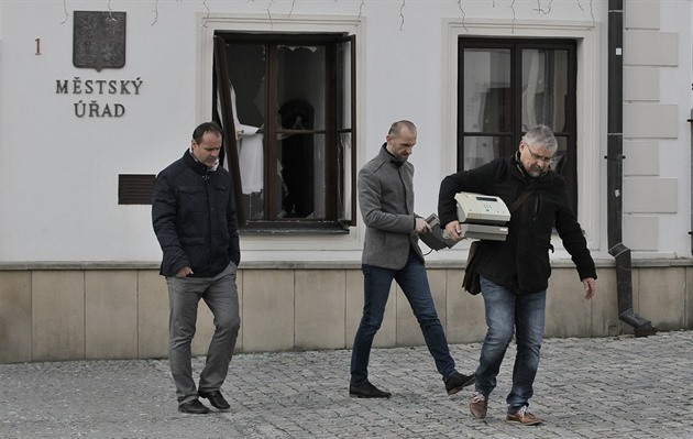 Vyetovatelé na míst výbuchu. 