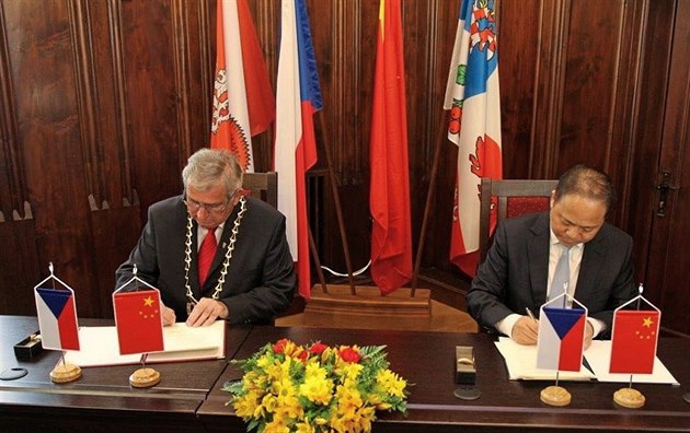 Takhle v kvtnu 2017 podepsali jihlavský primátor Rudolf Chloupek a jeho...