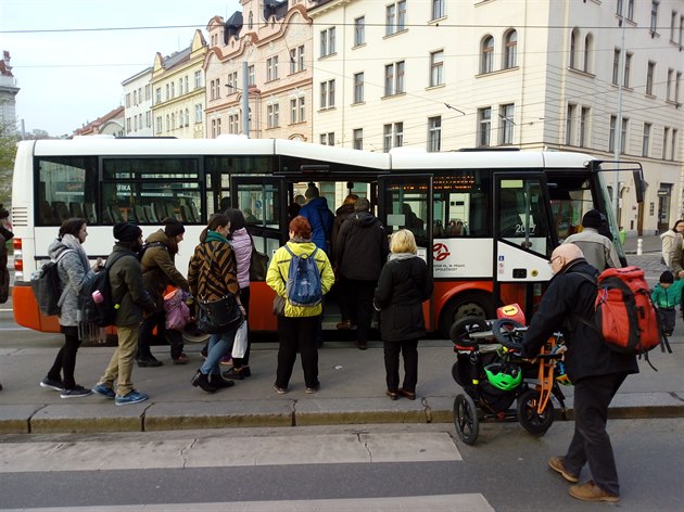 V sobotu a v nedli byla pes den z dvodu oprav na mostu magistrály v ulici 5.kvtna zavedena náhradní autobusová doprava za tramvajovou linku 18, tramvaj byla nahrazena malým autobusem, který byl peplnný, navíc byl výlukový jízdní ád byl veden o ti 