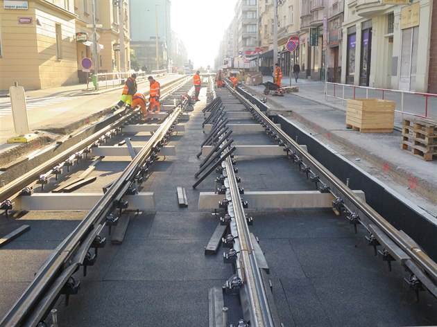 Rekonstrukce tramvajové trati v ul. Vinohradská pokrauje