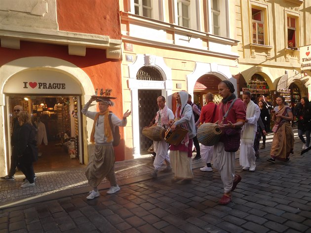 Prvod len hnutí Hare Krina oslavující hinduistické bostvo.