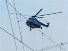 Vrtulník MI-8T odstrauje na ústeckém západním nádraí staré stoáry trakního...
