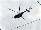 Vrtulník MI-8T odstrauje na ústeckém západním nádraí staré stoáry trakního...