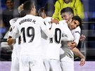 Fotbalisté Valencie oslavují gól na hiti Villarrealu.