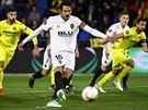 Daniel Parejo z Valencie kope penaltu na hiti Villarrealu.