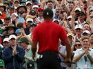 Tiger Woods si uívá potlesk divák po triumfu na Masters v August.