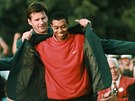 PROSÍM, PANE. Tiger Woods obléká zelené sako pro vítze Masters v roce 1997.