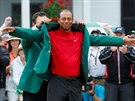 PROSÍM, PANE. Tiger Woods obléká zelené sako pro vítze Masters v roce 2019.