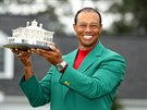 Tiger Woods s trofejí pro vítze Masters.