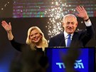 Izraelský premiér Benjamin Netanjahu po boku se svou enou Sarou zdraví své...