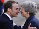 Francouzský prezident Emmanuel Macron se zdraví s britskou premiérkou Theresou...