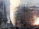 Poár katedrály Notre-Dame v Paíi (15. dubna 2019)