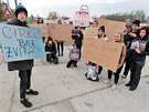 Protest aktivist� za cirkusy bez zv��at p�ed stanovi�t�m cirkusu Berousek...
