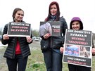Protest aktivist� za cirkusy bez zv��at p�ed stanovi�t�m cirkusu Berousek...