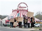 Protest aktivist� za cirkusy bez zv��at p�ed stanovi�t�m cirkusu Berousek...