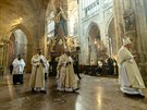 Arcibiskup Dominik Duka pichází do katedrály sv. Víta na Praském hrad...