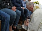 Pape Frantiek v rámci me svaté na Zelený tvrtek myl nohy vícím ve vznici...