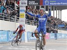 Belgický cyclista Philippe Gilbert pedil ve spurtu závodu Paí-Roubaix Nmce...